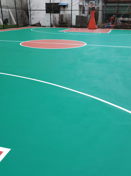 宕昌 球场长期使用易出现地面开裂